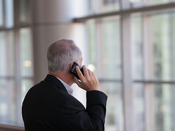 Médiateur d'Avignon en réunion téléphonique avec un client pour une médiation commerciale